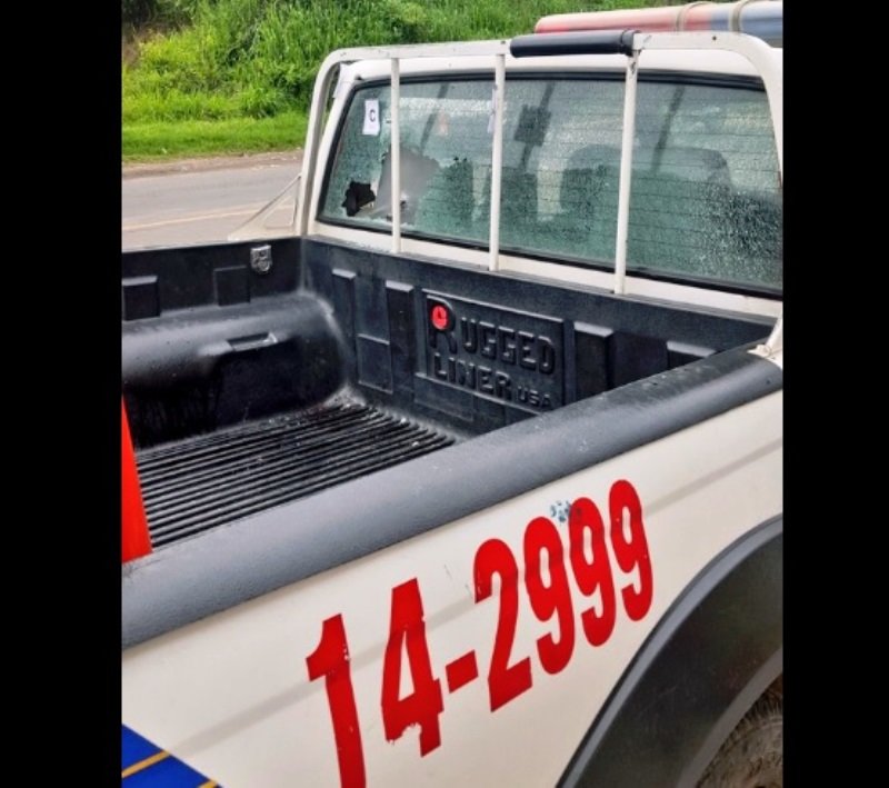 Patrulla policial con daños tras ataque.