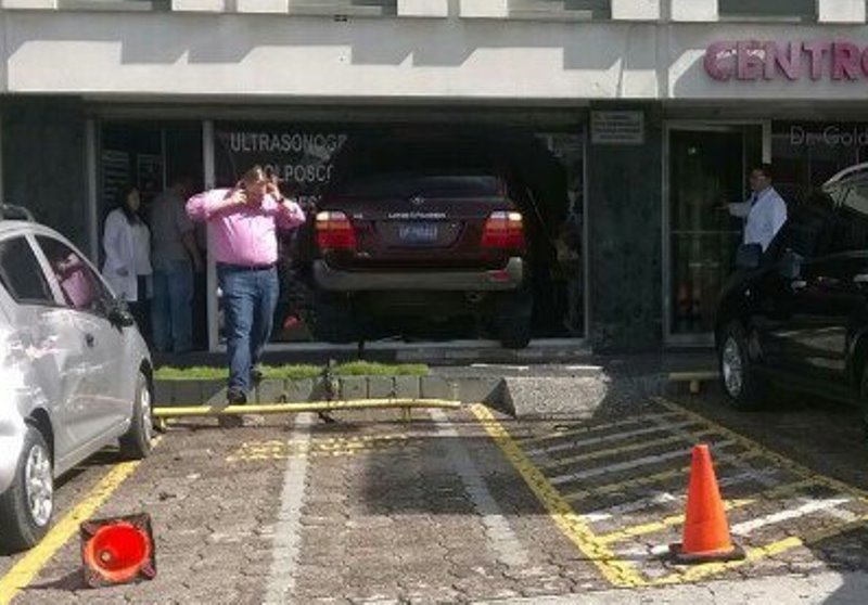 Vehiculo choca contra clinica2