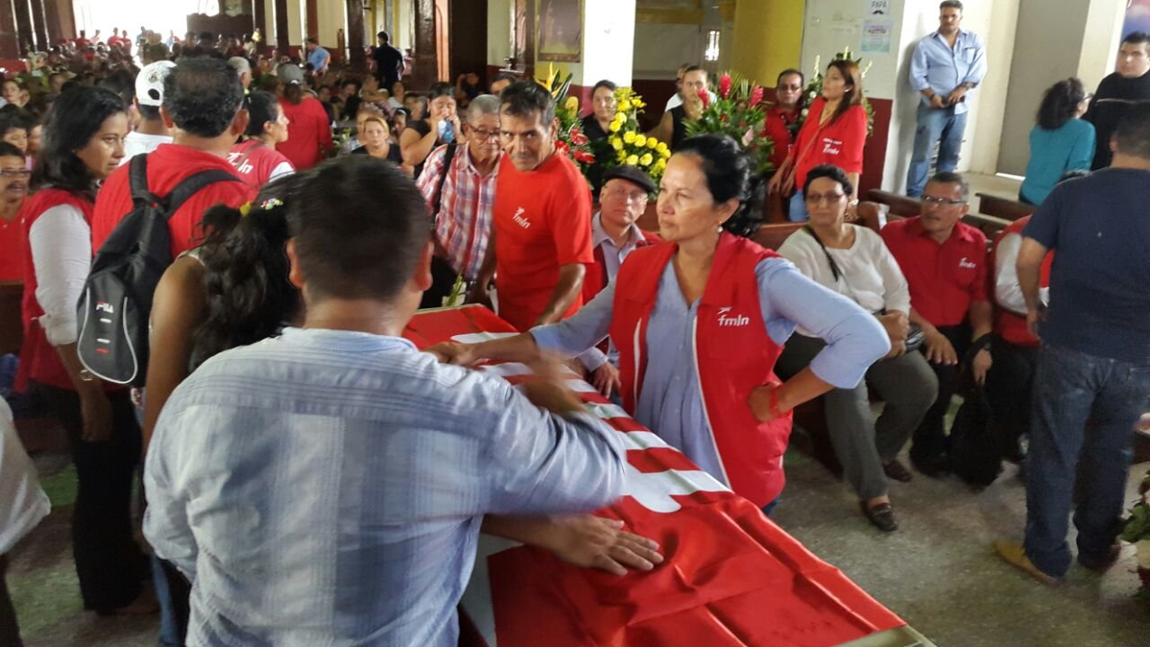 Asistentes al funeral de concejal de Apopa