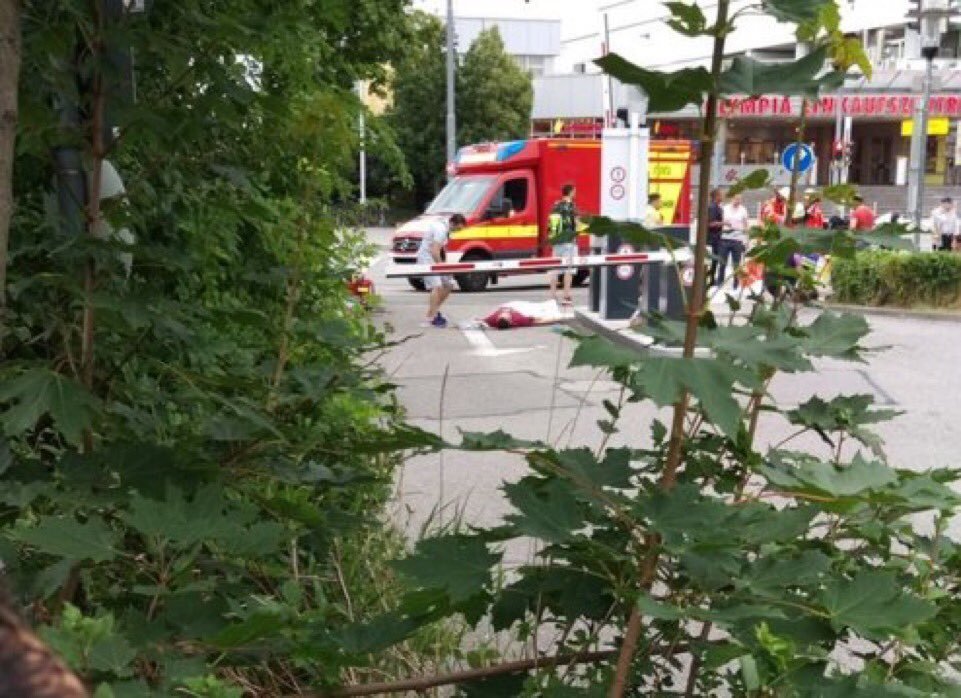 Escena del muerto en tiroteo de centro comercial en Munich, Alemania.
