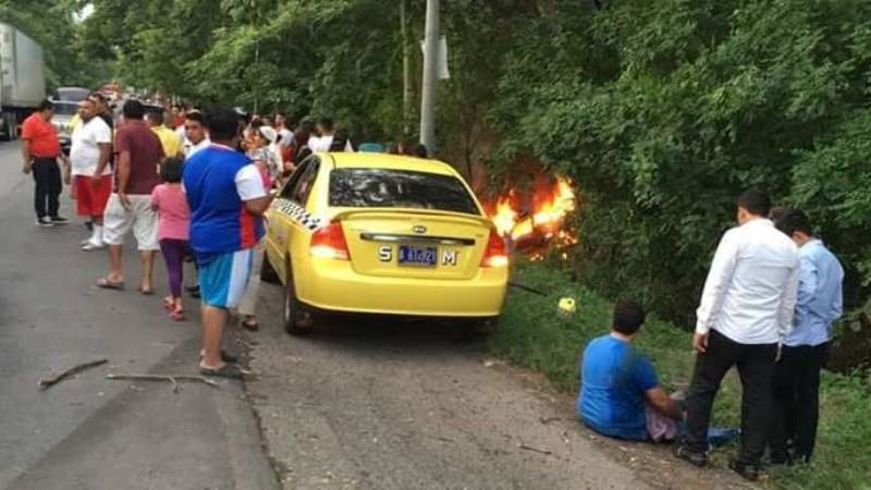 Carro que volcó y se incendió