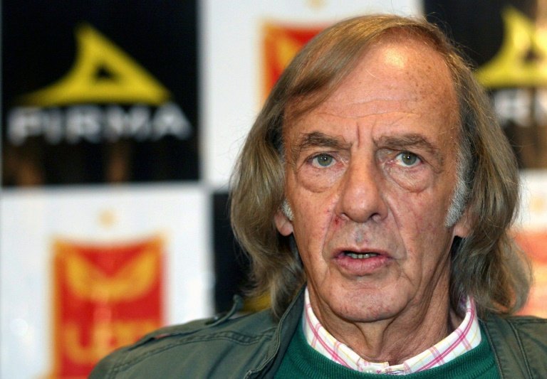 <p>El ex seleccionador de fútbol de Argentina César Luis Menotti, habla durante una conferencia de prensa en Zapopan, México, el 7 de enero de 2008</p>