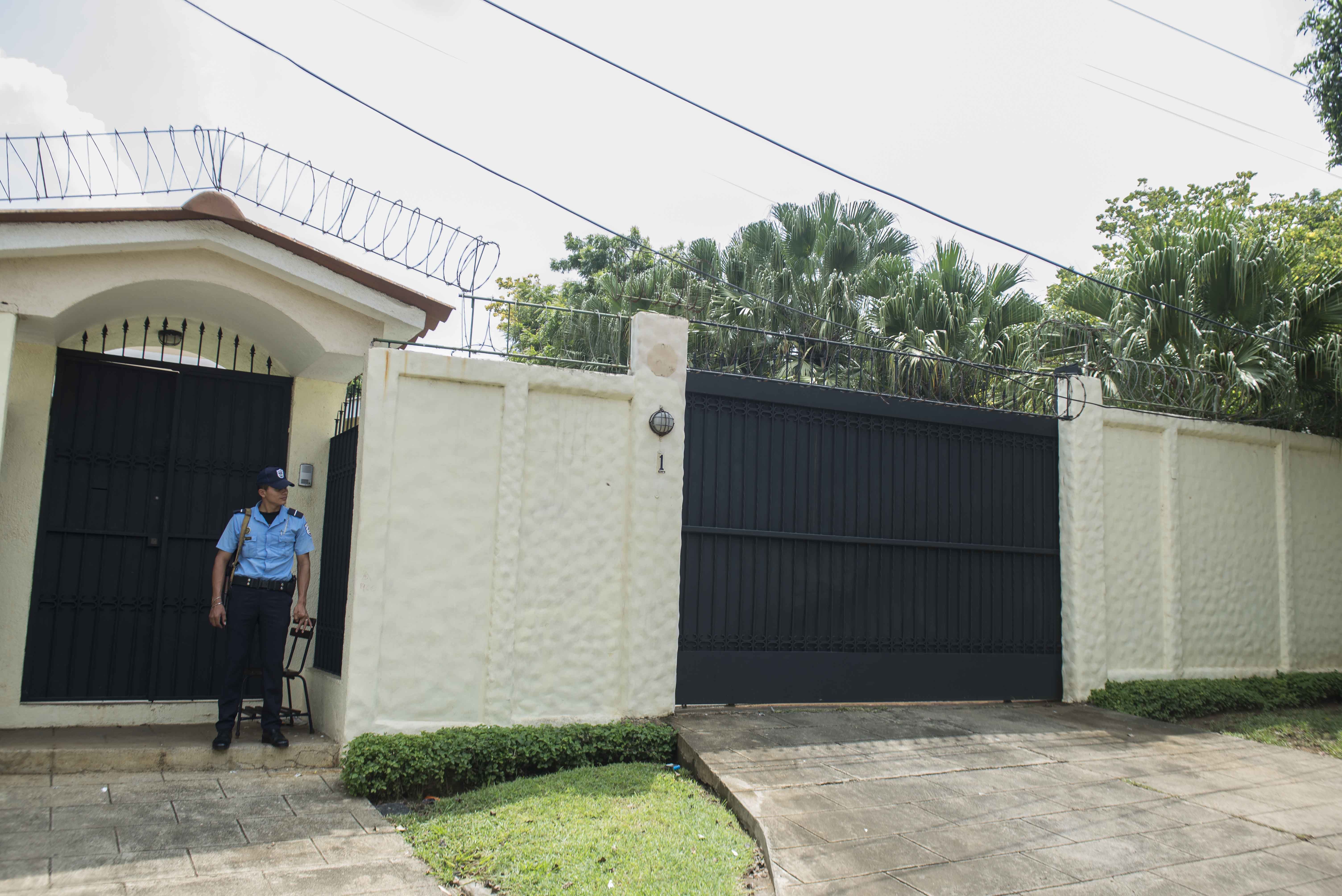 Managua, Nicaragua.06/09/2016. Casa en residencial Las Colinas donde se hospeda el ex presidende de El Salvador Mauricio Funes, señalado en su pais de actos de corrupcion. En la imagen el Editor de Poderes del Diario La prensa, Ismael Lopez al intentar conseguir una entrevista con el ex mandatario. Oscar Navarrete/ LA PRENSA.