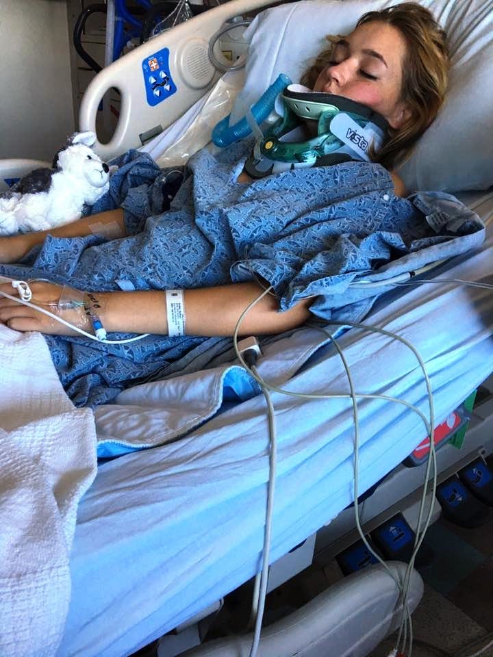 Fotos de joven de 15 años en coma etílico son compartidas por su madre en Facebook Fotos de joven de 15 años en coma etílico son compartidas por su madre en Facebook