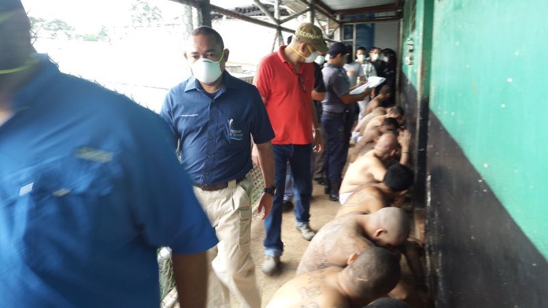 Ministro de Seguridad durante procedimiento de traslado