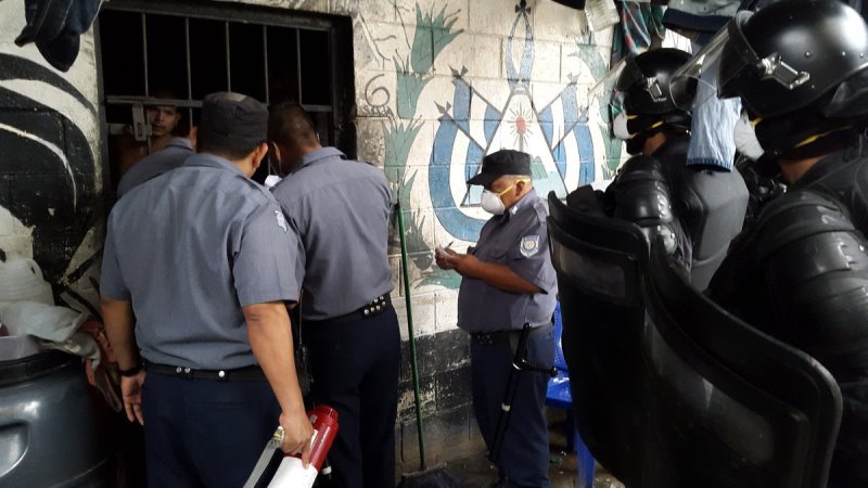 La UMO durante la requisa y traslado de pandilleros/ Foto Ministerio de Seguridad.