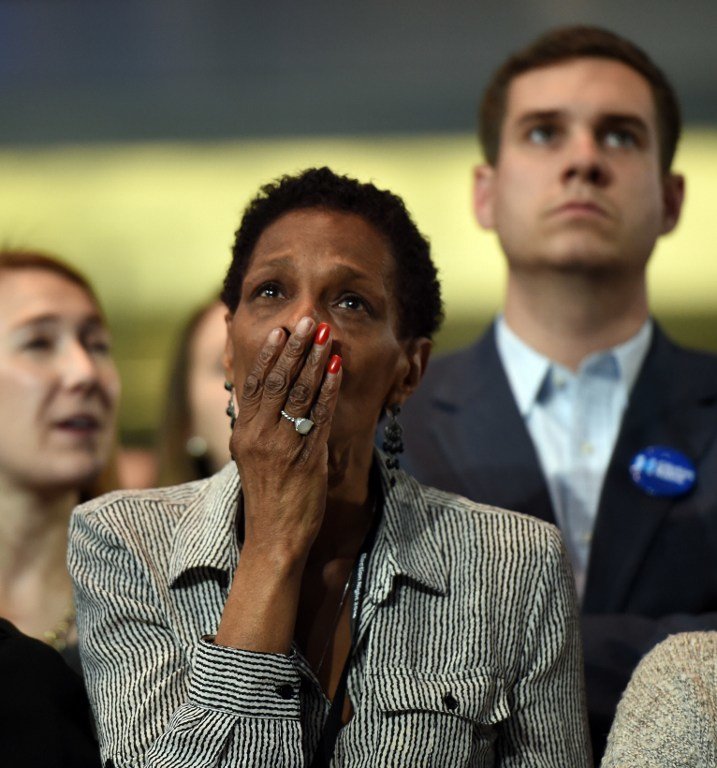 People watch elections returns during election night at the Jacob K. Javits Convention Center in New York on November 8, 2016. 
US Democratic presidential nominee Hillary Clinton will hold her election night event at the convention center. / AFP PHOTO / DON EMMERT