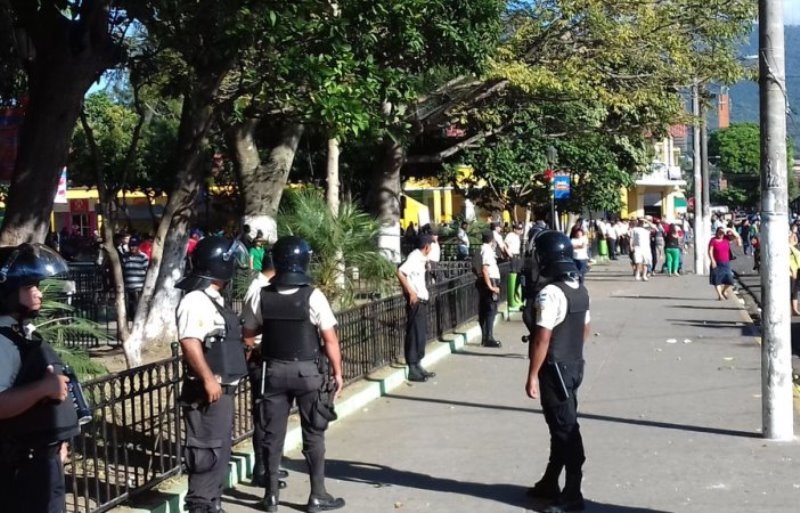 Agentes del CAM en parque de Sta. Tecla