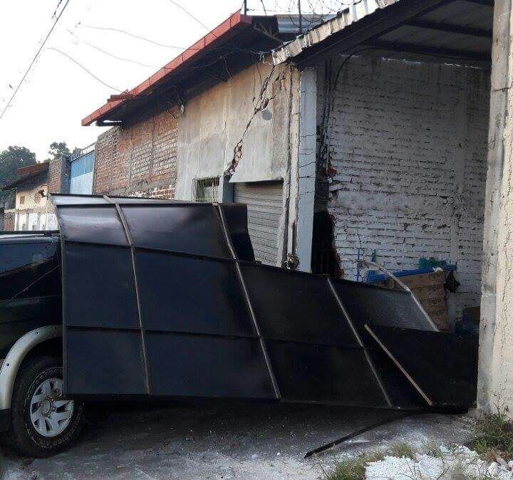 vehículo se estrelló contra porton de vivienda