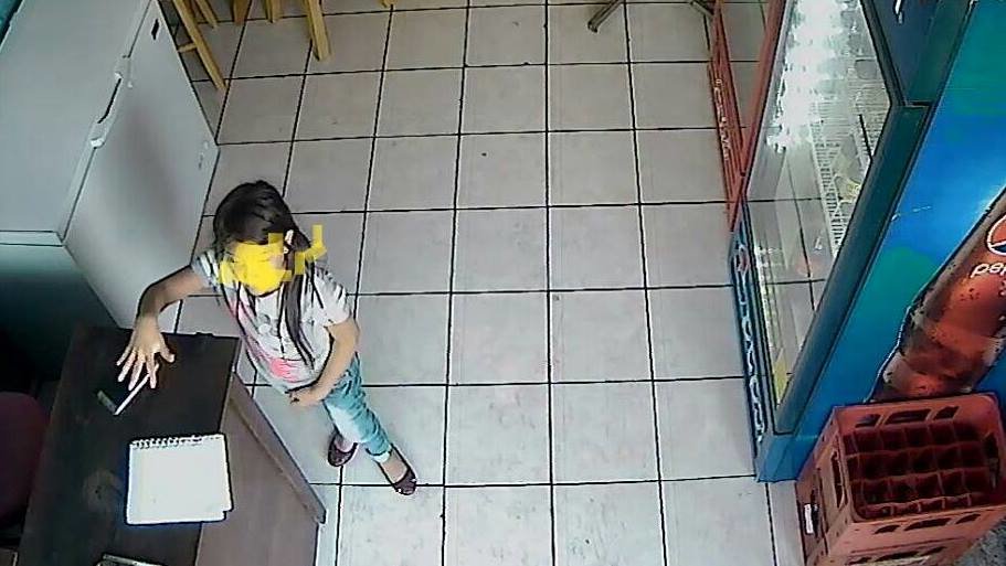adultos ocupan a una niña para robar 6