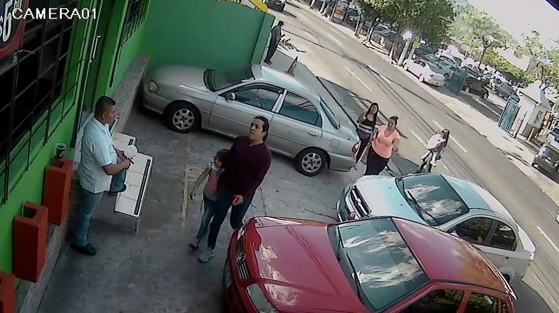 adultos ocupan a una niña para robar 1