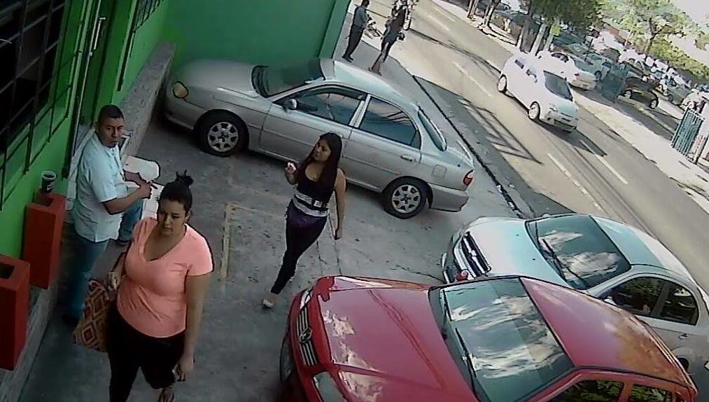 adultos ocupan a una niña para robar 2