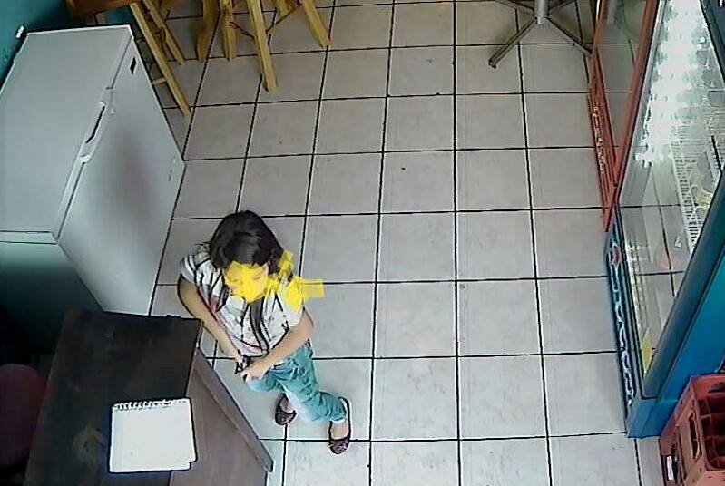 adultos ocupan a una niña para robar 8