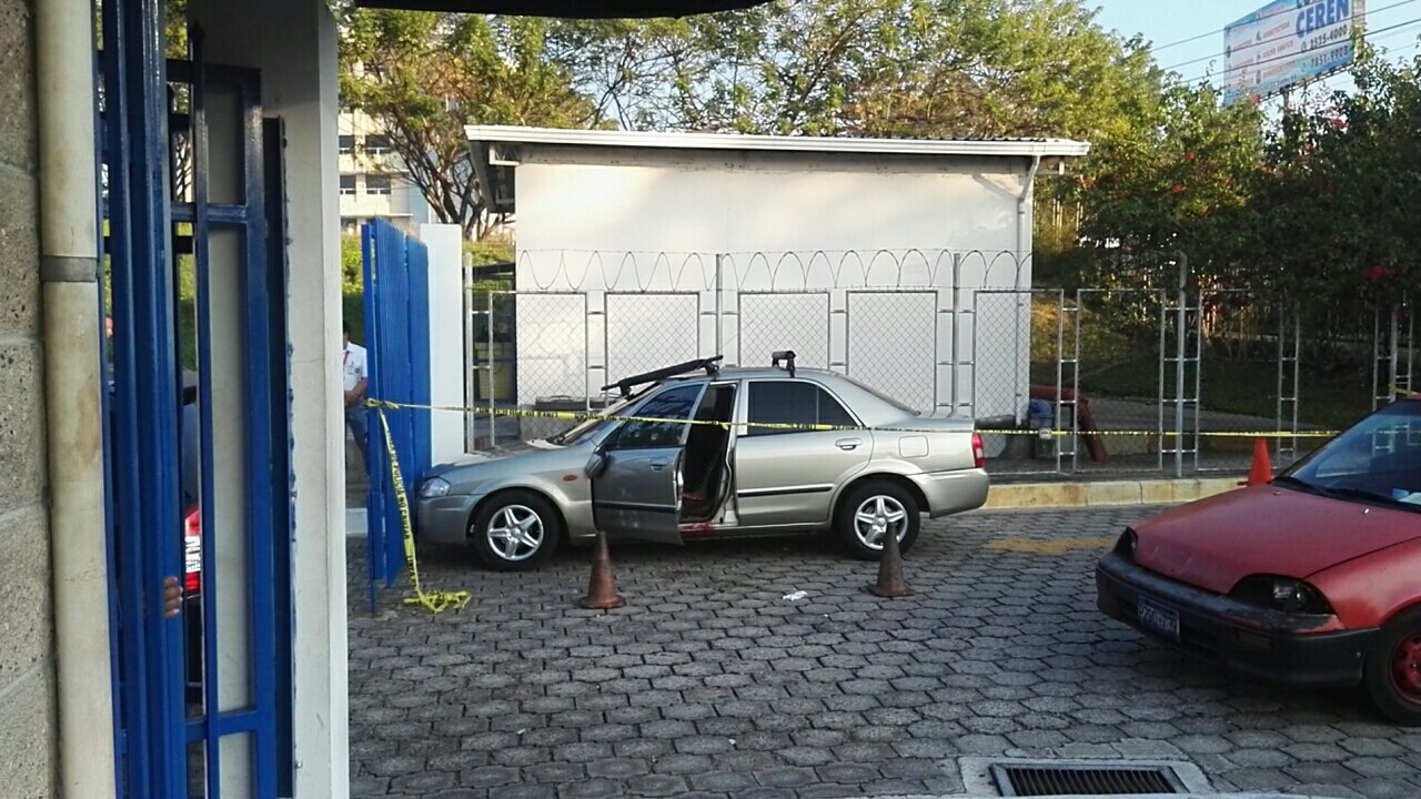 carro en parqueo del ISSS