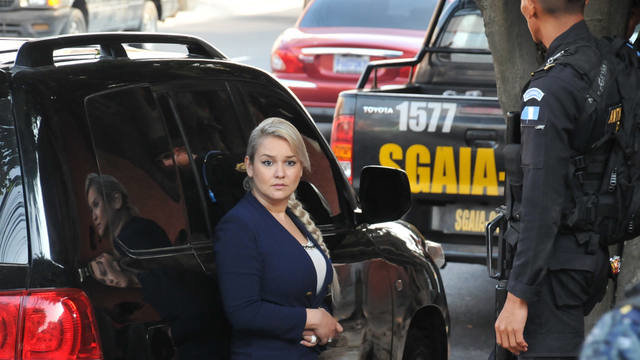 Guatemala _ 20151216 _ Decomisan dolares a dos mujeres
La policia nacional civil durante un operativo realizado en la 20 calle y 22 avenida de la zona 10 realizo el decomiso de más de 800 mil dólares que eran transportados en un automóvil sedan con placas salvadoreñas el cual era conducido por Ana Lucrecia Muñoz Ramirez, de 35 años y le acompañaba María Fernanda Cabrera Franco de 24.