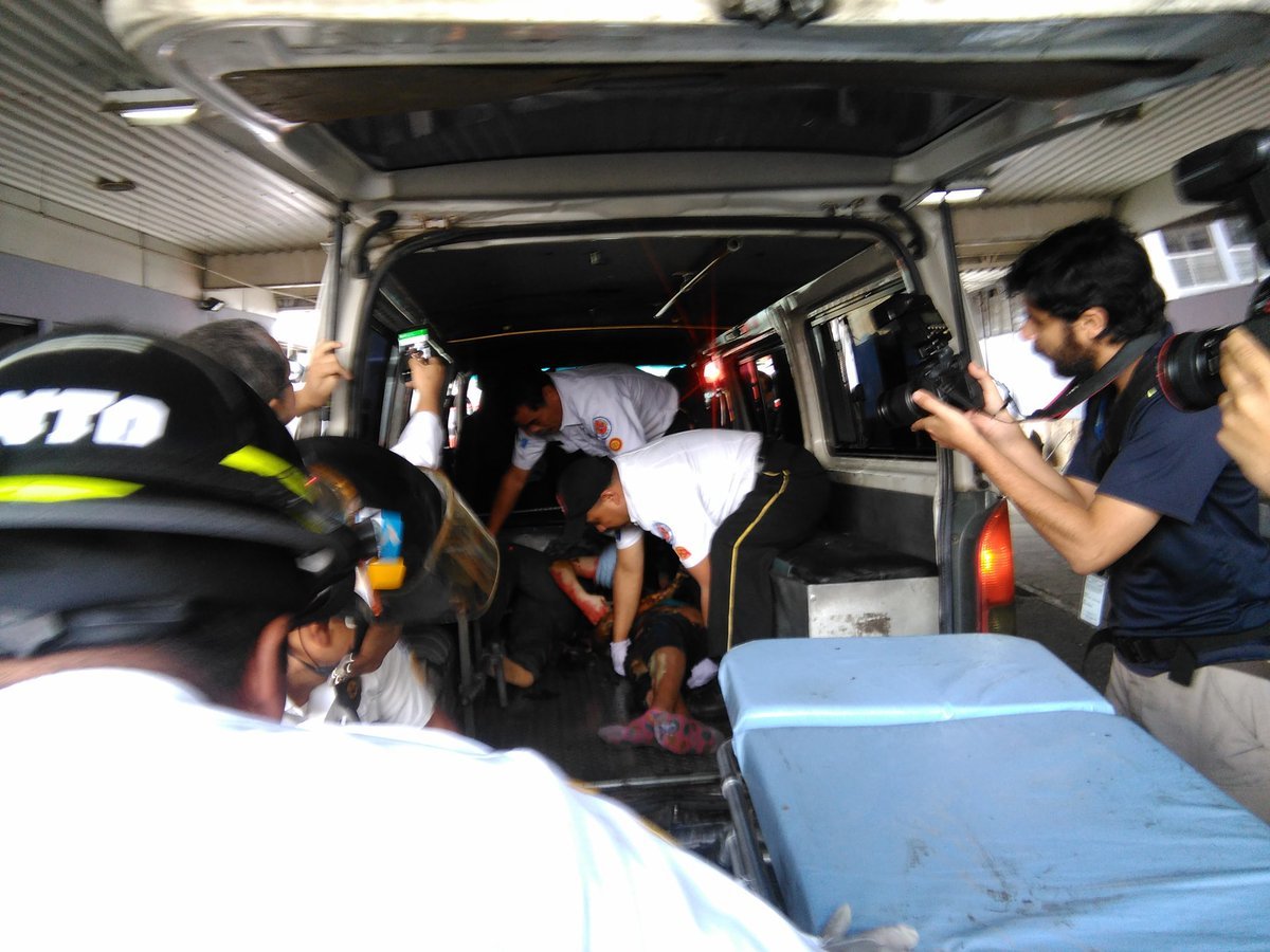 Menores son trasladado por ambulancias Llevan quemaduras de 3 grado Foto La Prensa Libre