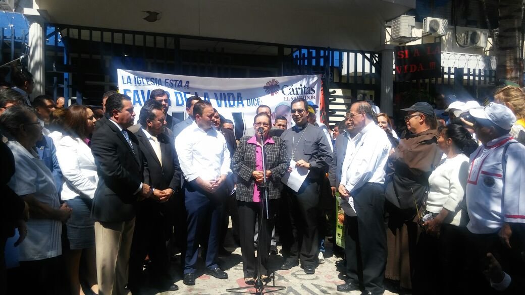 Jefes de fracciones del FMLN y GANA recibieron a las autoridades católocas.