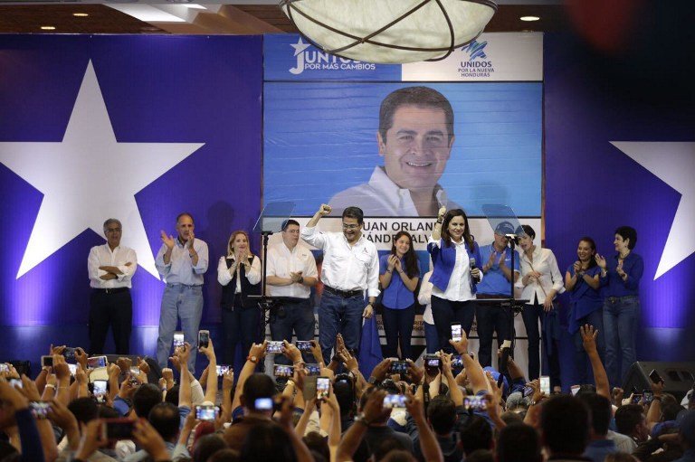 Honduran President Juan Orlando Hernandez declares himself winner in the primary elections of the National party , on March 12, 2017 in Tegucigalpa.
Hondurans were called to vote in party primaries on Sunday, a first polling phase President Juan Orlando Hernandez hopes will lead to his re-election despite a constitutional one-term limit.
/ AFP PHOTO / HONDURAS PRESIDENCY / Handout
