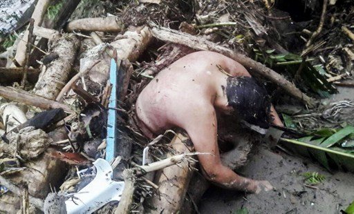 Handout picture released by the Colombian Army press office showing the corpse of a man caught in a mudslide caused by heavy rains, in Mocoa, Putumayo department, on April 1, 2017.
Mudslides in southern Colombia -caused by the rise of the Mocoa River and three tributaries- have claimed at least 16 lives and injured some 65 people following recent torrential rains, the authorities said.   / AFP PHOTO / EJERCITO DE COLOMBIA / HO / RESTRICTED TO EDITORIAL USE - MANDATORY CREDIT AFP PHOTO /  EJERCITO DE COLOMBIA - NO MARKETING - NO ADVERTISING CAMPAIGNS - DISTRIBUTED AS A SERVICE TO CLIENTS

