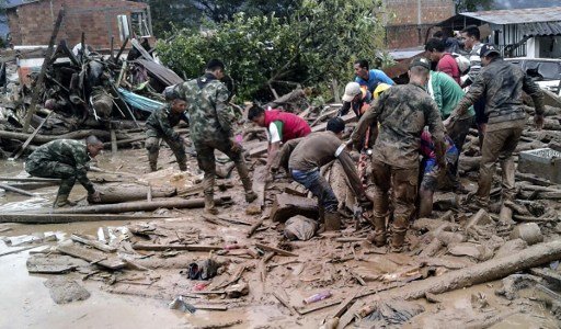 Handout picture released by the Colombian Army press office showing soldiers searching for victims following mudslides caused by heavy rains, in Mocoa, Putumayo department, on April 1, 2017.
Mudslides in southern Colombia -caused by the rise of the Mocoa River and three tributaries- have claimed at least 16 lives and injured some 65 people following recent torrential rains, the authorities said.   / AFP PHOTO / EJERCITO DE COLOMBIA / HO / RESTRICTED TO EDITORIAL USE - MANDATORY CREDIT AFP PHOTO /  EJERCITO DE COLOMBIA - NO MARKETING - NO ADVERTISING CAMPAIGNS - DISTRIBUTED AS A SERVICE TO CLIENTS

