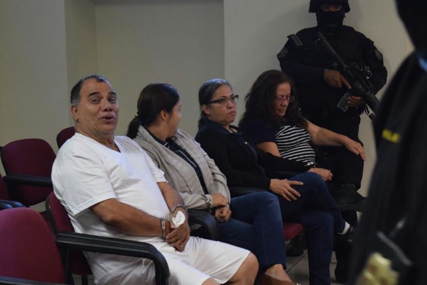 Adán Salazar durante la presentación del requerimiento por lavado de dinero