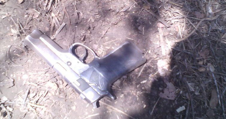 Arma policial encontrada en Izalco