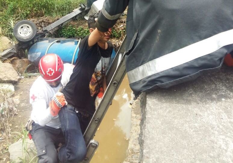 pipa volcada en carretera al puerto