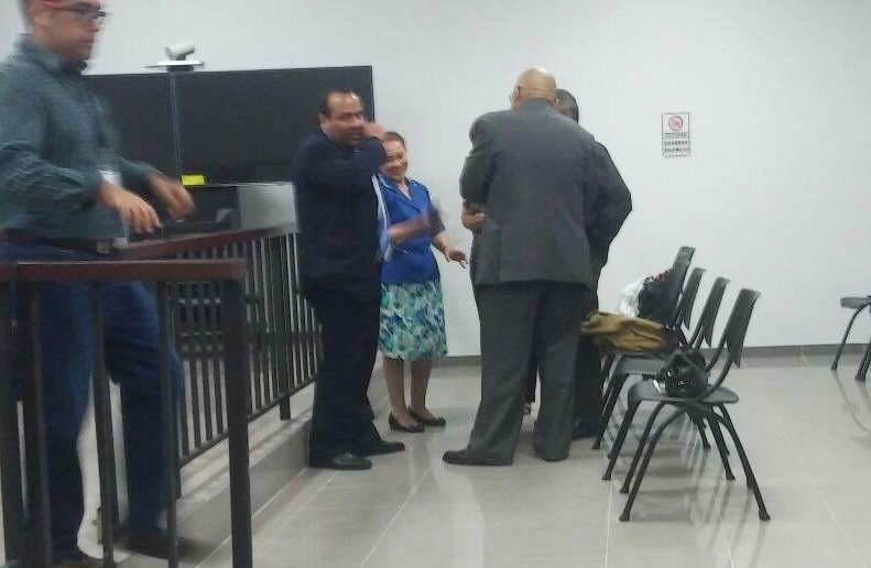 Abogados y familiares del guatemalteco durante la audiencia. Abogados y familiares del guatemalteco durante la audiencia.