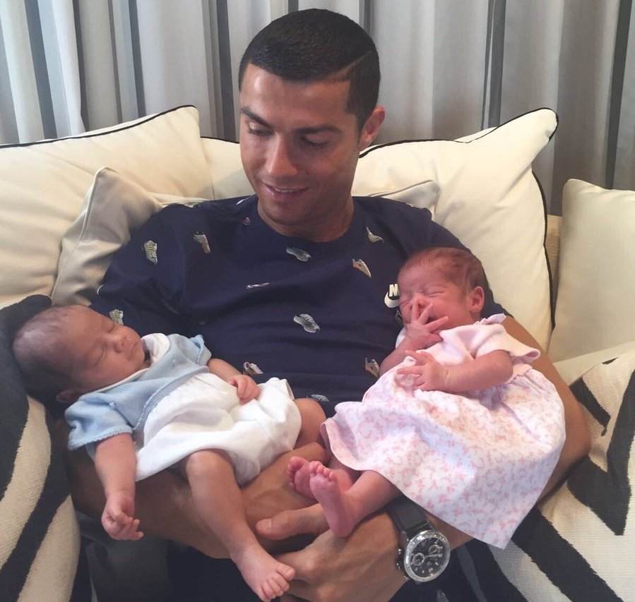 Cristiano Ronaldo con sus gemelos