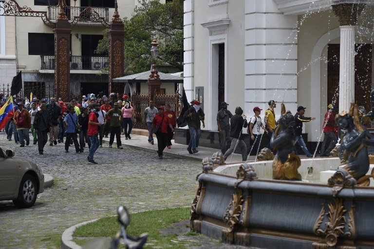 Manifestantes irrumpen en el congreso de Venezuela