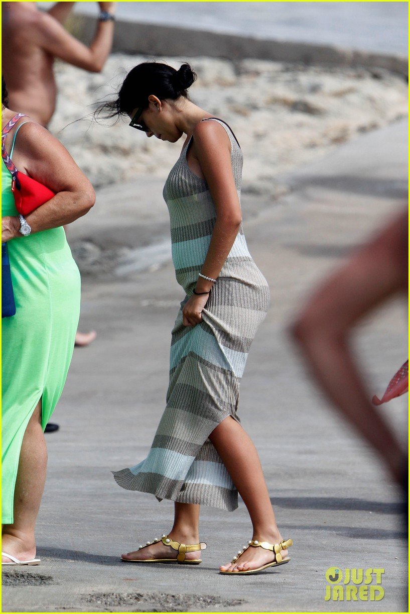 cristiano-ronaldo-viists-formentera-with-his-possibly-pregnant-girlfriend-07