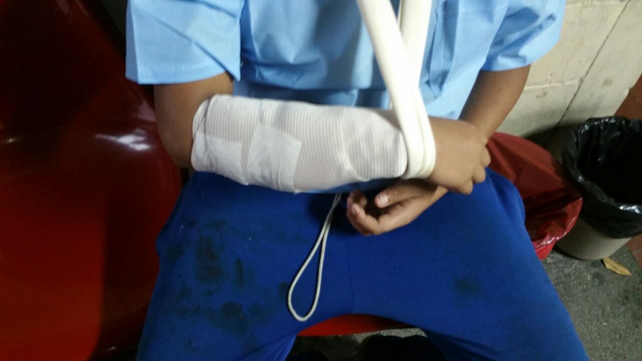 Niño con lesiones en brazo derecho