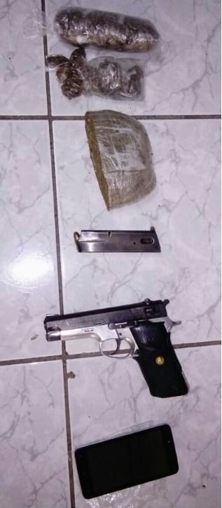 Armas y droga decomisadas al Grifo