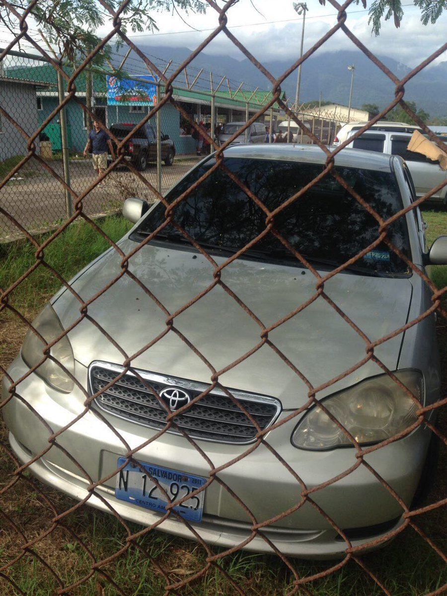 Carro placas nacionales en Utila, Honduras