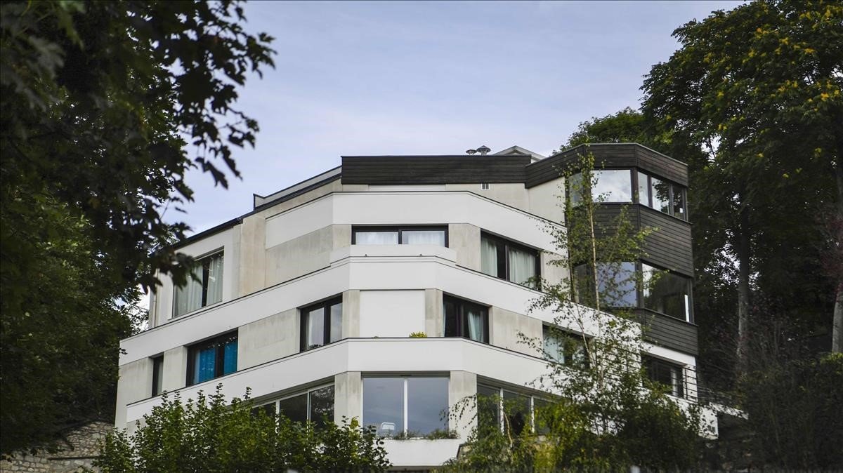 The house chosen to settle in by French L1 Paris Saint-Gernain s Brazilian superstar Neymar is pictured in Bougival a western Paris suburb on September 1 2017 After weeks in a Paris palace hotel Neymar settled in a 5-storey luxury house in Bougival that includes 5 000 square -meters of land and an indoors pool AFP PHOTO CHRISTOPHE SIMON