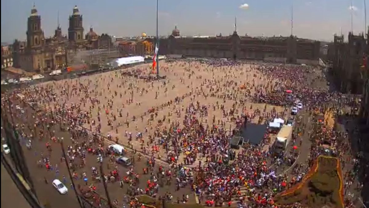 Miles de personas evacuan tras terremoto en México