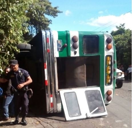 Vuelco de la 202 en Ahuachapan