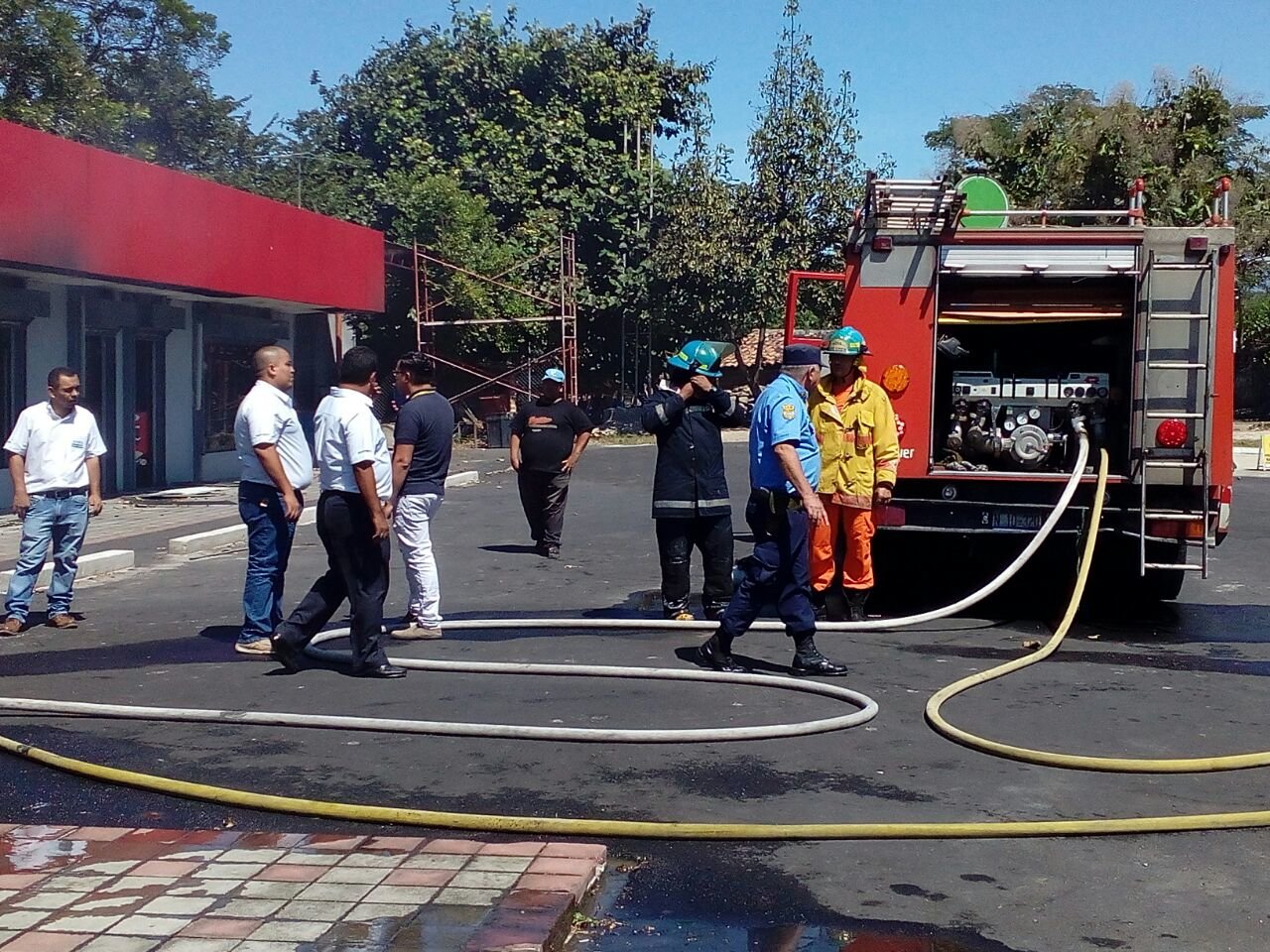 Incendio en gasolinera en chalate