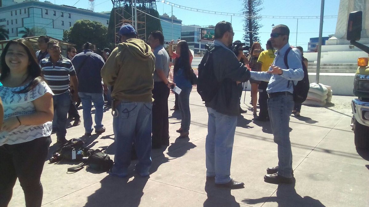 Periodistas en plaza Salvador del Mundo