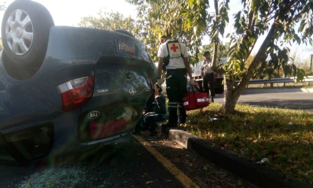 Vehículo volcado en Santa Elena