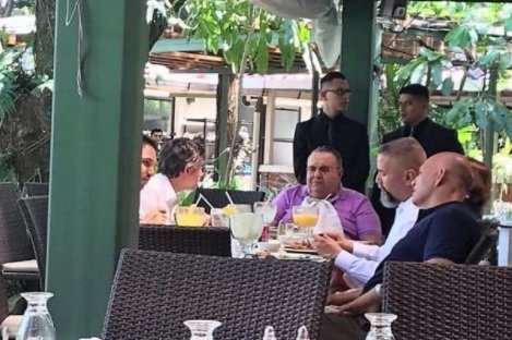 Toby comiendo con Carlos Calleja