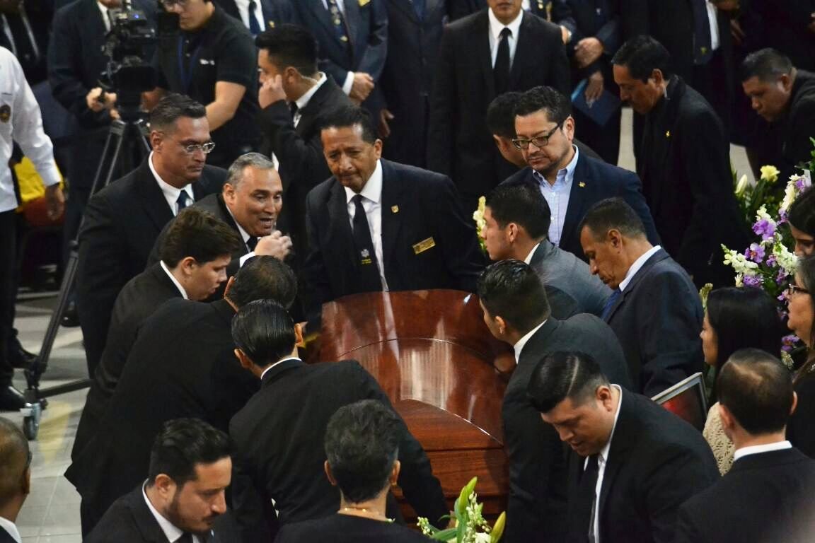 El féretro del pastor estuvo presente durante toda la ceremonia. Foto: Warner Velázquez