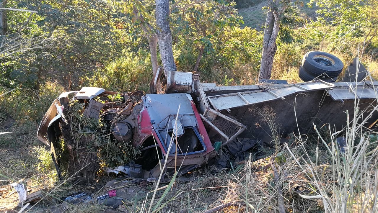 Camión volcado en Coatepeque