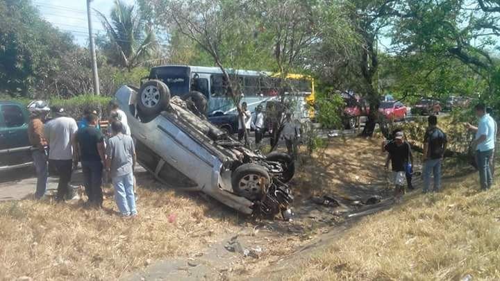 Carro volcado en Comalapa