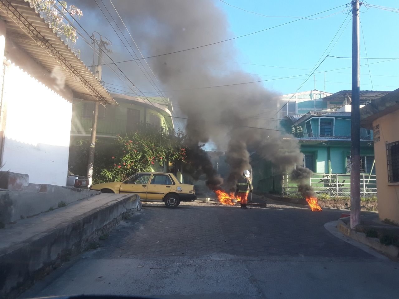 Bomberos con humo