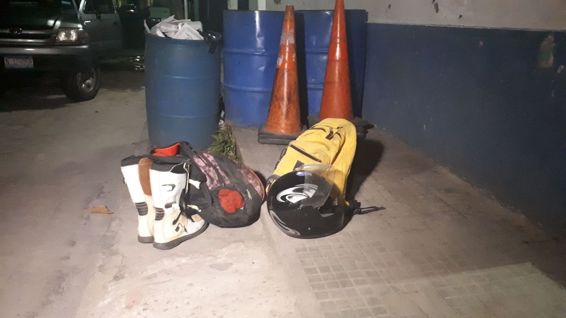 Botas y cascos de los motociclistas