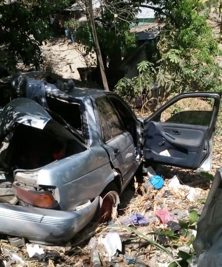 Carro accidentado en Troncal2