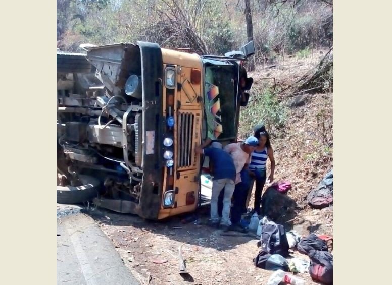 Lesionados en accidente en Acahuapa