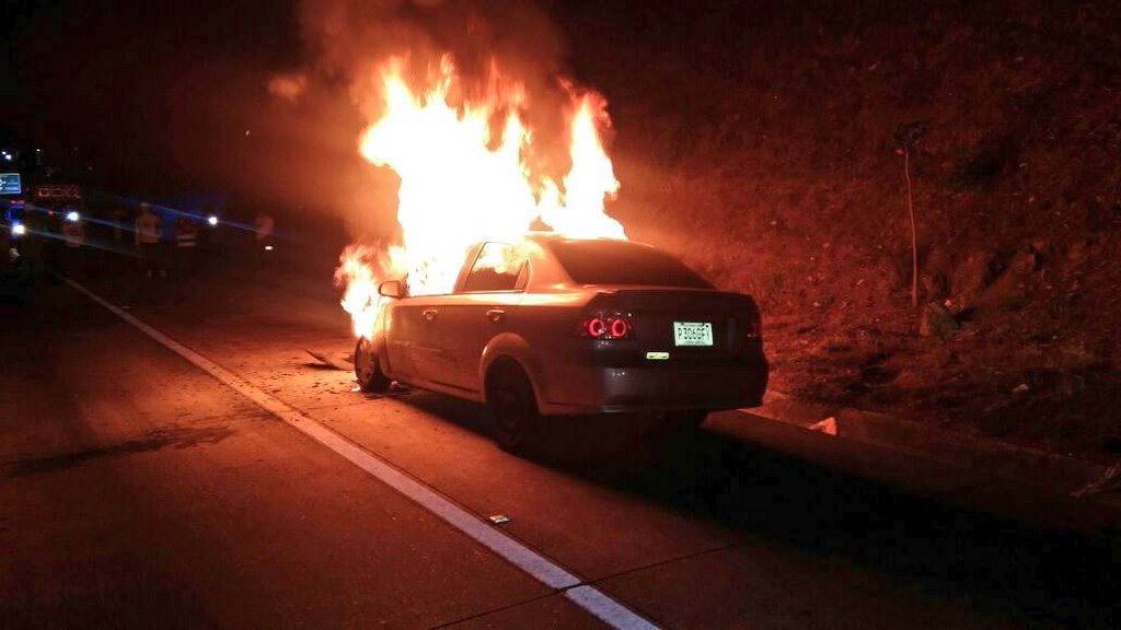 Incendio de vehículo en bulevar Monseñor Romero