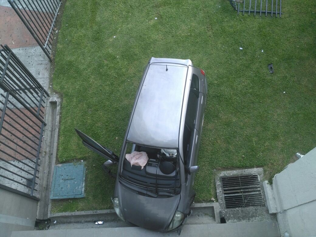 Carro choca en Metrocentro